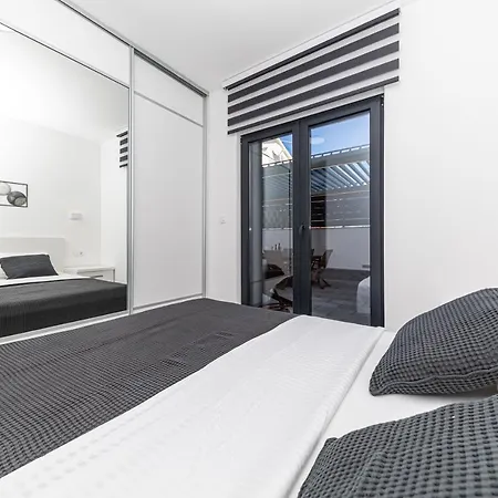 Luxury Pia With Swimming Pool And Grill Apartman Trogir