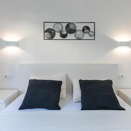 Luxury Pia With Swimming Pool And Grill Apartman