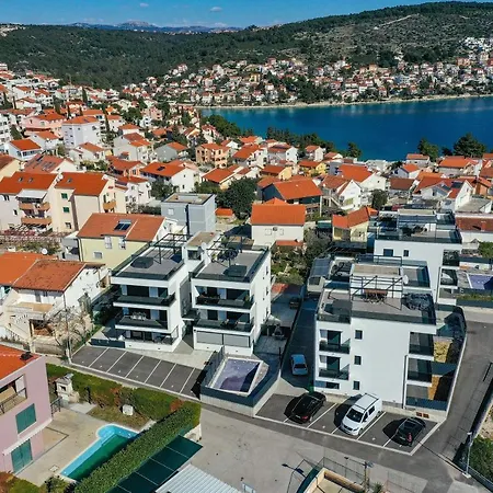 Luxury Pia With Swimming Pool And Grill Apartman