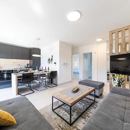 Apartman Luxury Pia With Swimming Pool And Grill