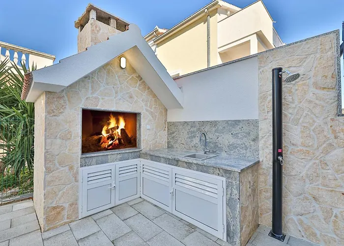Luxury Pia With Swimming Pool And Grill Traù