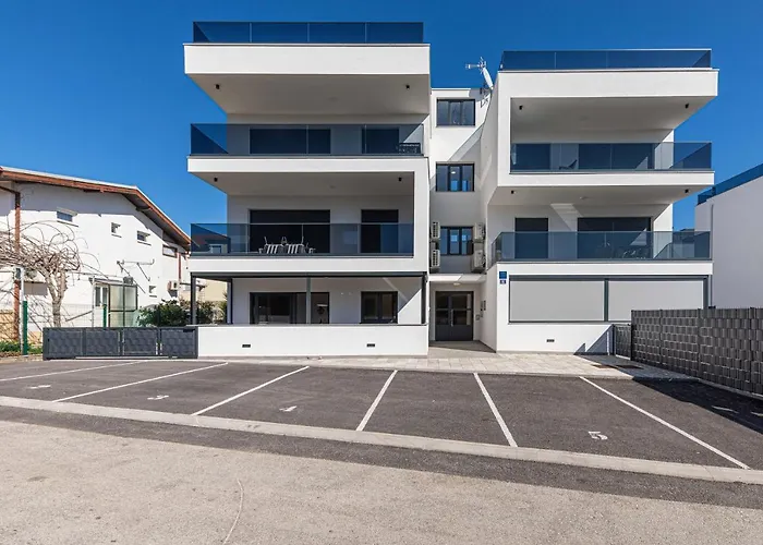 Luxury Pia With Swimming Pool And Grill * Traù