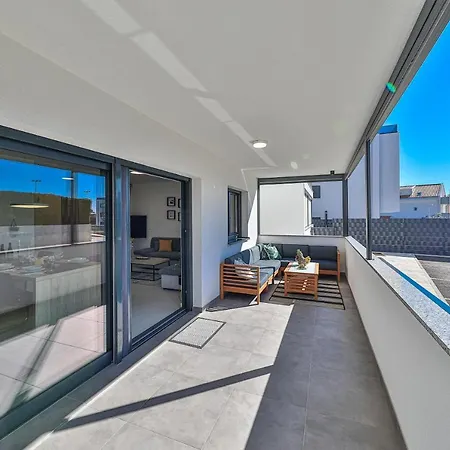 Luxury Pia With Swimming Pool And Grill Apartament