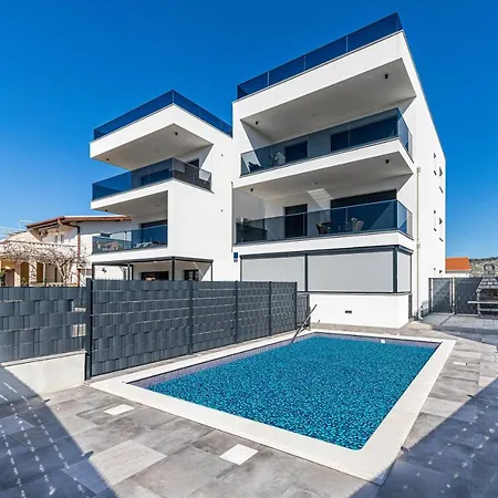 Luxury Pia With Swimming Pool And Grill