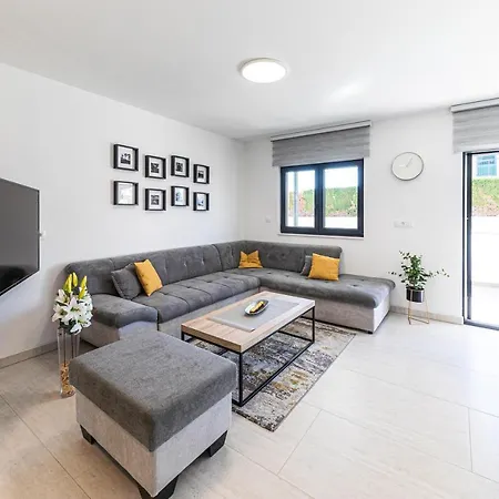 Luxury Pia With Swimming Pool And Grill شقة *