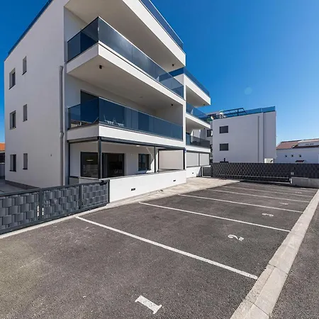 Luxury Pia With Swimming Pool And Grill