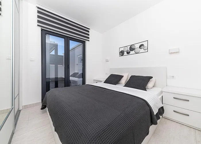 Apartment Luxury Pia With Swimming Pool And Grill