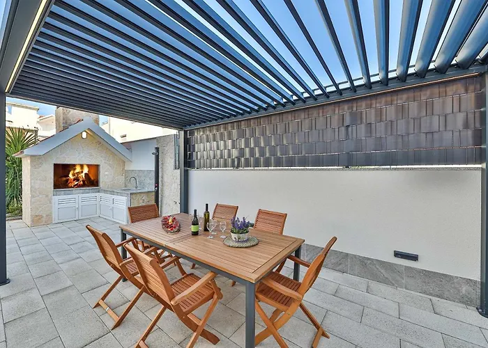 Apartment Luxury Pia With Swimming Pool And Grill
