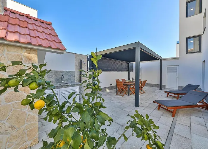 Luxury Pia With Swimming Pool And Grill *