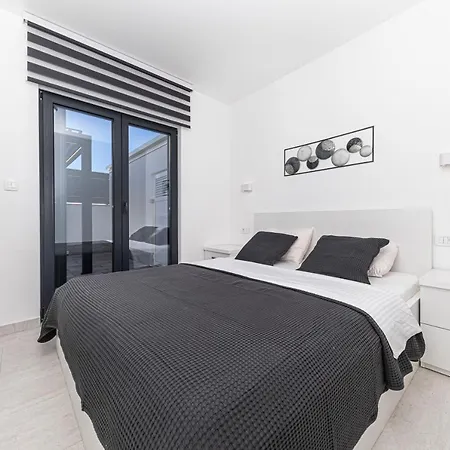 Apartment Luxury Pia With Swimming Pool And Grill